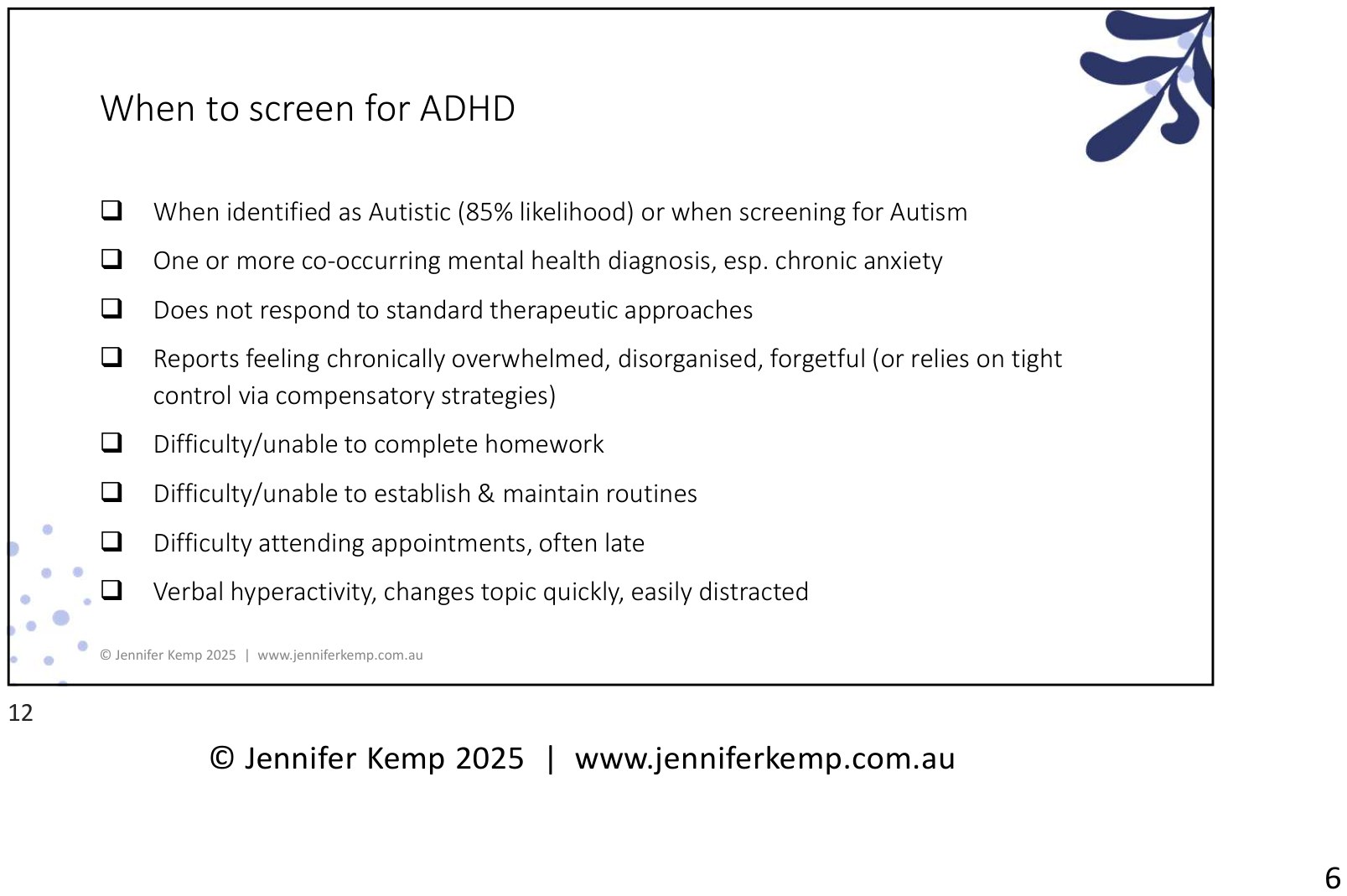 Diapositiva con una lista de verificación sobre cuándo realizar pruebas de detección del TDAH, en la que se enumeran indicadores como la identificación de autismo, uno o más diagnósticos de salud mental concurrentes, la falta de respuesta al tratamiento estándar, el agobio crónico y la desorganización, la dificultad para hacer los deberes y la dificultad para mantener rutinas o acudir a las citas.