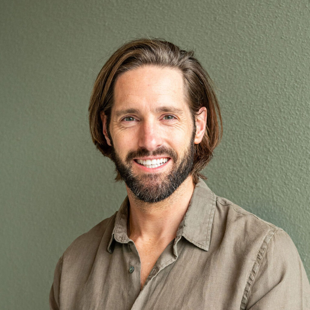 Imagen del Dr. Tom Mole, psiquiatra especialista y cofundador de Kin Clinic